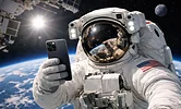 NASA впервые разрешит астронавтам брать смартфоны в космос