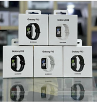 Фото розничной коробки смарт-браслета Samsung Galaxy Fit «слили» в Сеть