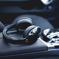 Mercedes-Benz затизерила новые премиальные наушники Wireless Headphone 2