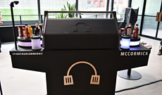 McCormick SUMR HITS 5000 — гриль со встроенной DJ-станцией