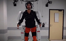 Видео: экзоскелет, который управляется силой мысли, помог парализованному снова начать ходить