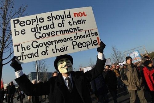 Хакеры Anonymous мстят правительству США