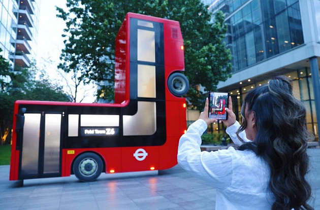 Samsung «сложила» лондонский автобус для рекламы своих новых складных устройств