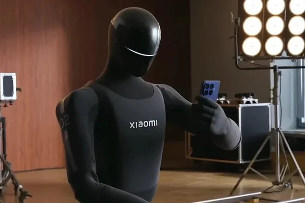Xiaomi показала, как гуманоид фотографирует с помощью смартфона Xiaomi 17T Pro