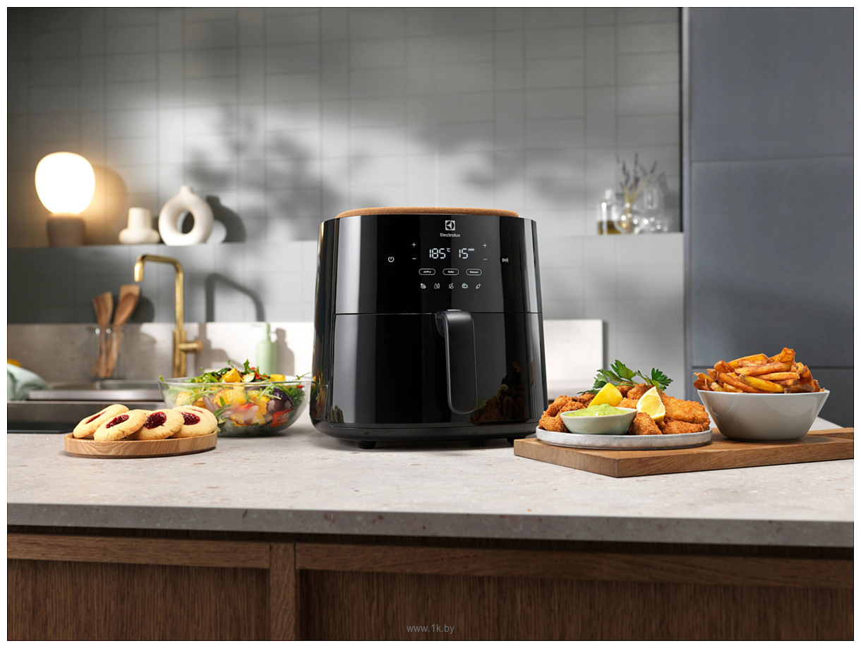 Фотографии Electrolux AirFryer 700 EAF7B