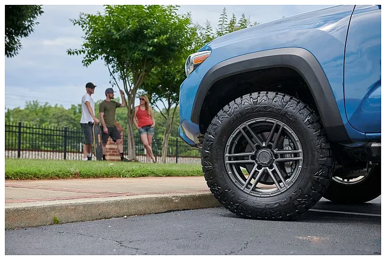 Фотографии Maxxis RAZR AT 265/70 R17 121/118S