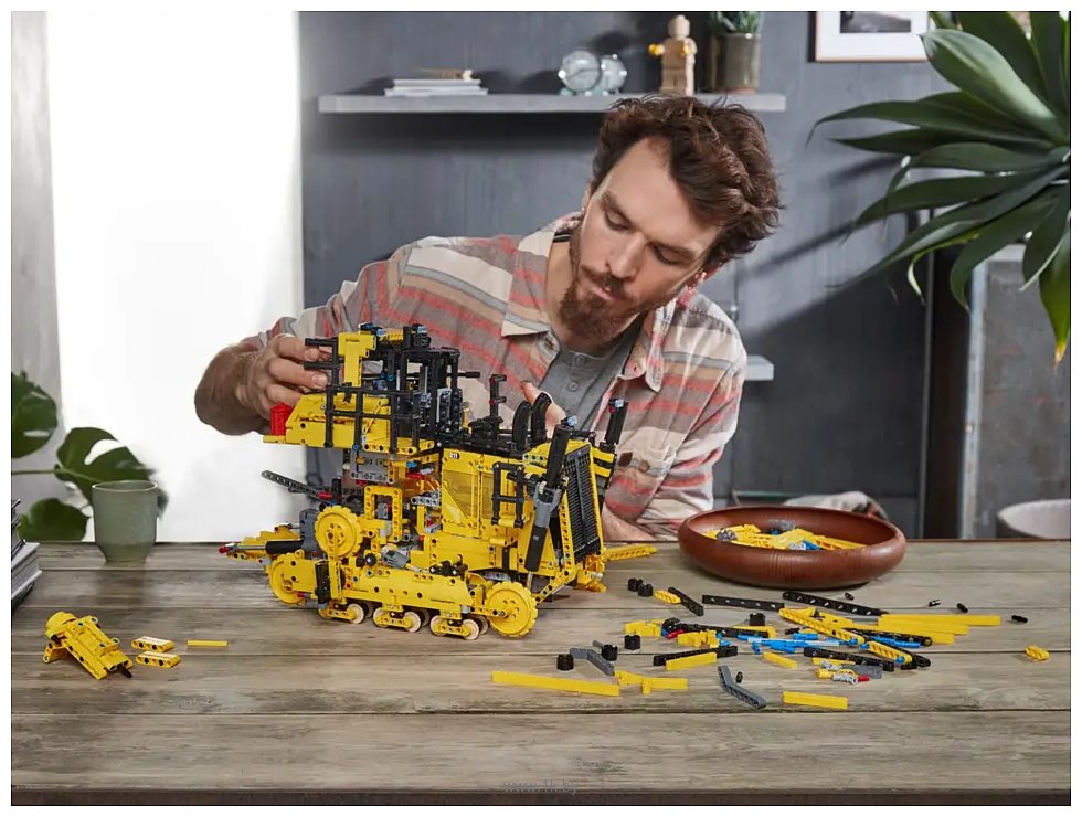 Фотографии LEGO Technic 42131 Бульдозер Cat D11 на пульте управления