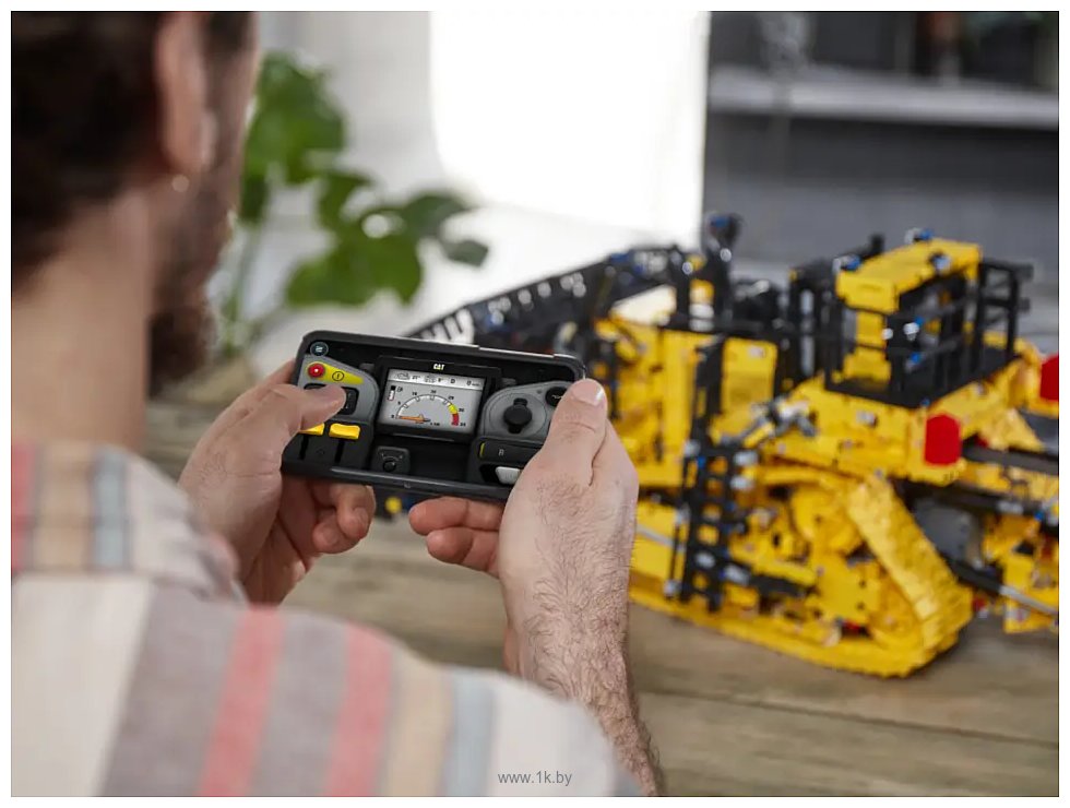 Фотографии LEGO Technic 42131 Бульдозер Cat D11 на пульте управления