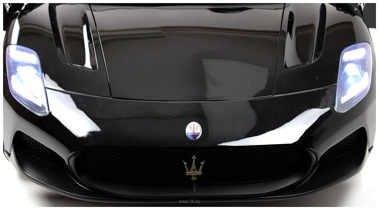 Фотографии RiverToys Maserati MC20 P111PP (черный глянец)