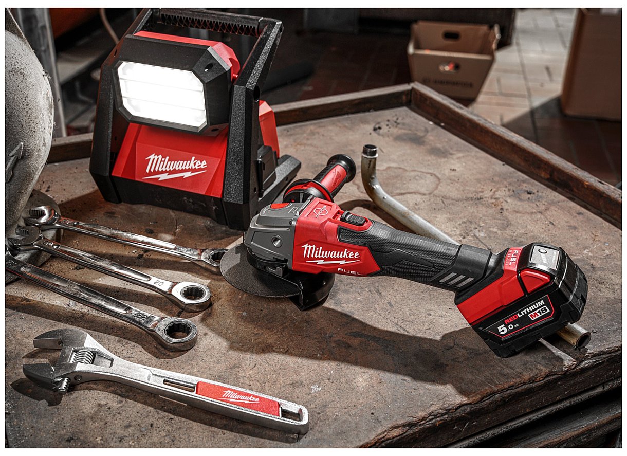 Фотографии Milwaukee M18FSAGV125XB/M18VC-2/M18NRG-502 / A003MLW (с пылесосом, энергокомплектом)