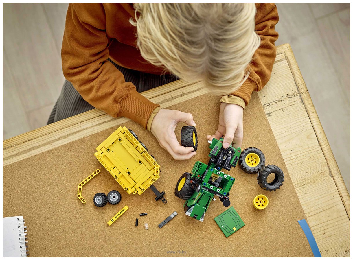 Фотографии LEGO Technic 42136 John Deere 9620R 4WD Tractor