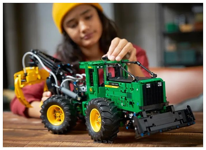 Фотографии LEGO Technic 42157 Трелевочный трактор John Deere 948L-II