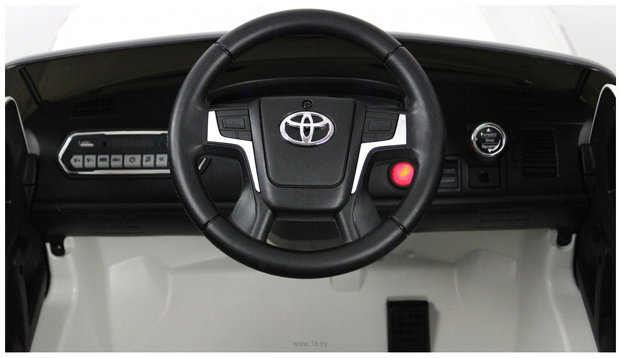 Фотографии RiverToys Toyota Land Cruiser 200 JJ2022 (белый)
