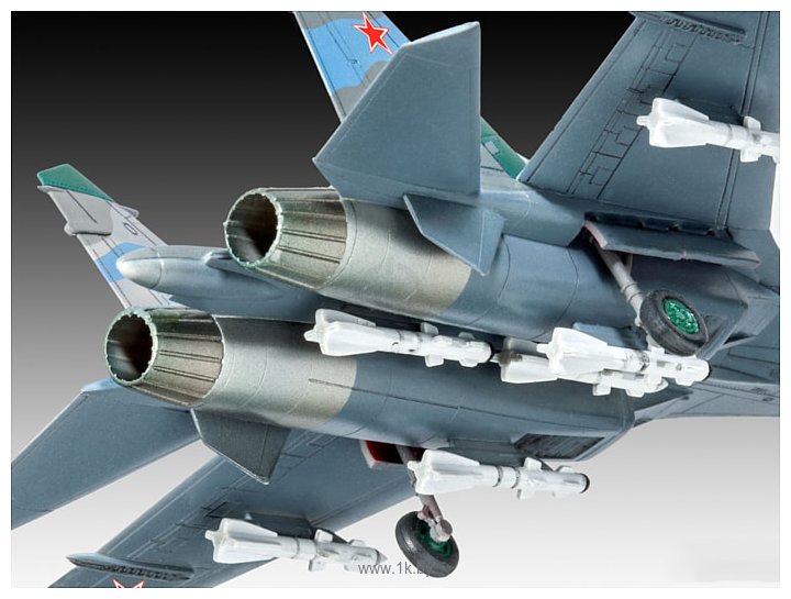 Фотографии Revell 63948 Подарочный набор Советский истребитель Su-27 Flanker