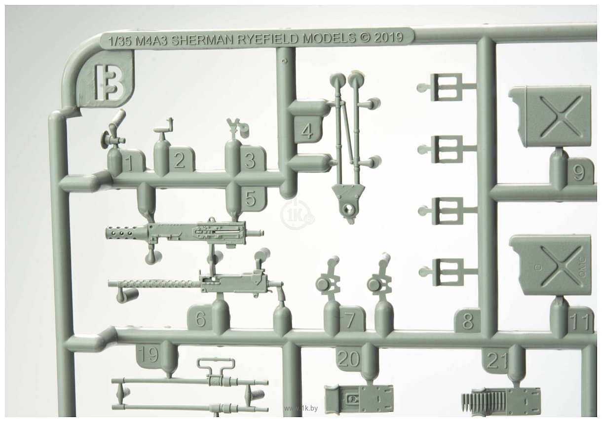 Фотографии Ryefield Model Sherman M4A3E8 with Workable Track Links 1/35 RM-5028