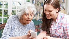 Топ-10 смартфонов и телефонов для пожилых людей